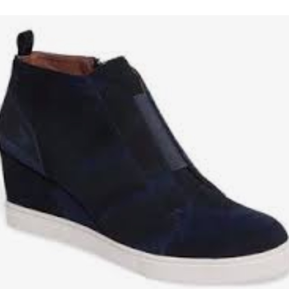 🎉HP🎉 L Paolo Suede Wedge Sneaker - size 7.5. Worn twice.
